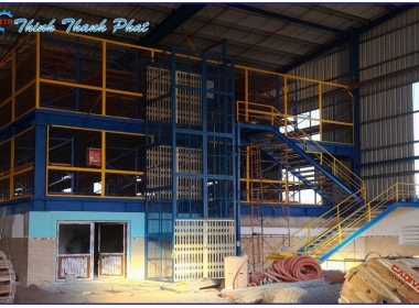 BÀN GIAO THANG NÂNG THỦY LỰC TẠI LONG AN