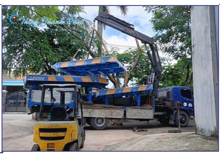 CẦU XE NÂNG 3 KHÚC CHO KHO HẸP