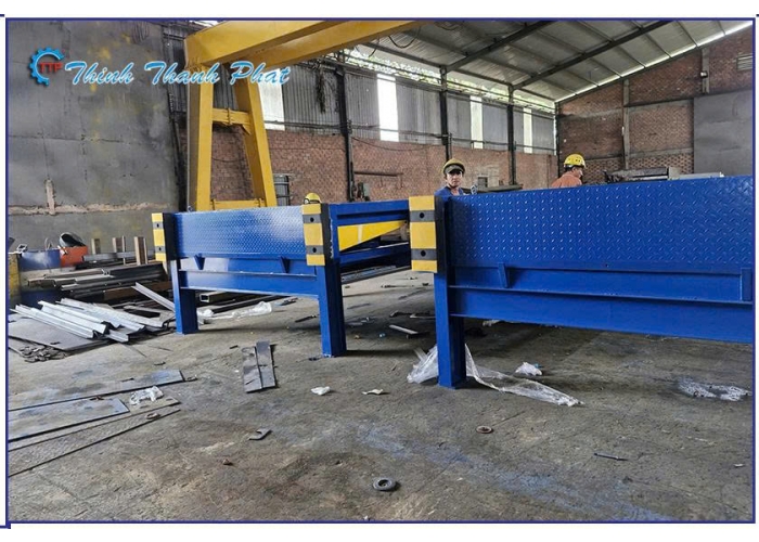 SÀN NÂNG THỦY LỰC NGOÀI TRỜI